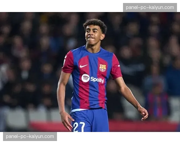 现场：巴萨小将亚马尔在一次肋部突破后，向场边主帅哈维做出确认手势